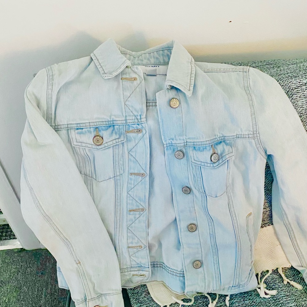 EUC Old Navy Denim Jacket with Cropped Silhouette and Light Blue Wash